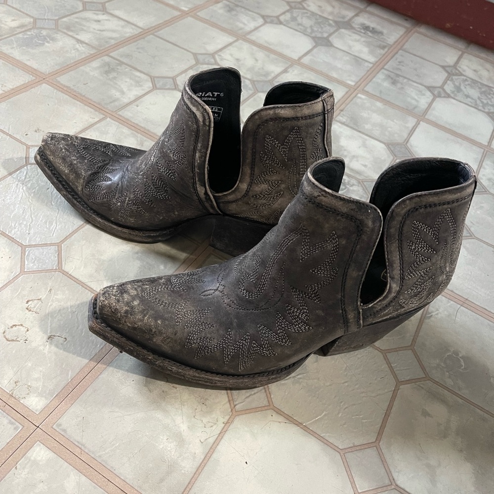 Ariat Dixon black distressed booties